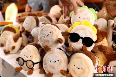 西安文創(chuàng)產品“絨饃饃”走紅網(wǎng)絡，傳統(tǒng)美食變身潮玩新寵